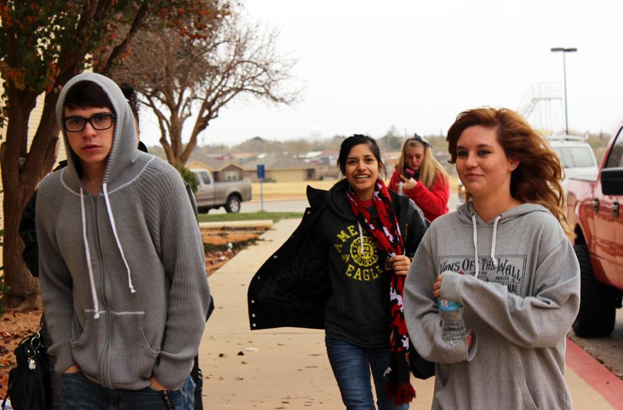 Juniors John Paul Sales, Isela Zamora, Randee Thomas and Amber Wieler  get into the building as quickly as possible at the end of second lunch on Nov. 22. Temperatures dropped to the 20s overnight.
