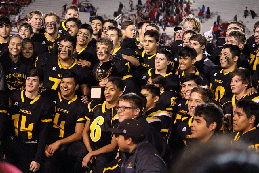 Bi-district+champs--%0AIndian+football+players+pose+for+pictures+with+the+b--district+trophy+on+Nov.+11.+The+Indians+defeated+Perryton%2C+33-7.