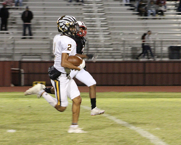 FINAL TOUCHDOWN--
With a reception from junior quarterback River Powers, junior running back Makii Bates takes the ball for a touchdown with 1:37 left in Brownfield game. The Indians took the win, 28-13 over the Cubs on Oct. 11.